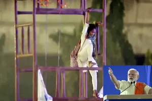 PM Modi Telangana Rally: पीएम की तेलंगाना रैली में लाइट टावर पर चढ़ी लड़की! फिर जो हुआ…