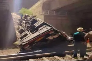 Rajasthan Accident: राजस्थान के दौसा में भीषण हादसा, पुल से नीचे रेलवे ट्रैक पर गिरी बस, 4 की मौत, दो दर्जन लोग घायल