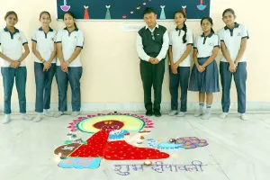 छात्र-छात्राओं के कलात्मक प्रयासों की सराहना