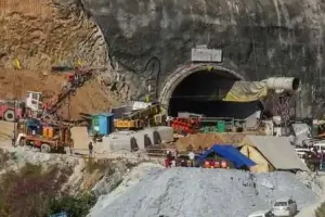 Uttarkashi Tunnel Rescue: सुरंग में जीत गई जिंदगी; 17 दिन बाद मौत के मुंह से बचा लिए गए 41 मजदूर