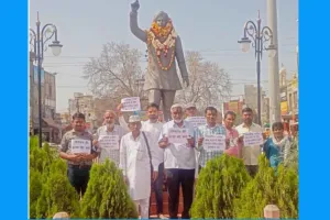 Aap Protest: आप कार्यकर्ताओं ने मनाई काली होली