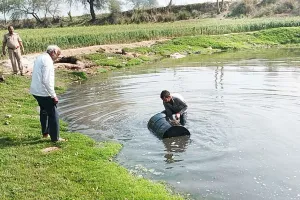 अमरपुरा थेड़ी व घग्घर नाली में दबिश देकर 12 कच्ची भट्ठी करवाई नष्ट