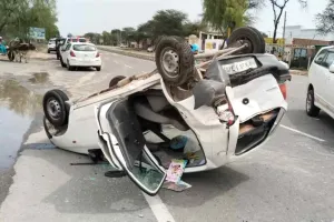 Road Accident: फिल्मी स्टाइल में टकराई गाड़ियां, एक महिला की मौत, छह घायल