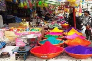 होली को लेकर राजधानी पटना के बाजार में रौनक