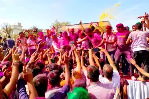 Police Holi Celebration: जयपुर कमिश्नर को कंधे पर उठाकर नाचे पुलिसकर्मी