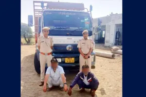 40 किलो 300 ग्राम अफीम सहित दो व्यक्ति गिरफ्त में, कैंटर जब्त