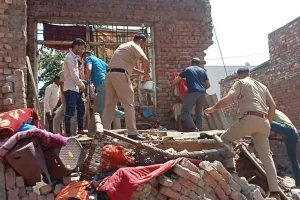 भिवानी में गिरी मकान की छत, सास-बहु और बच्चा घायल
