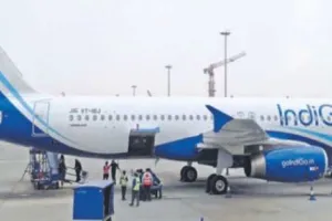 Bomb Threat in IndiGo : इंडिगो फ्लाइट की खिड़की से बाहर निकल रही थी महिला! तुरंत खाली कराई फ्लाइट! वीडियो वायरल