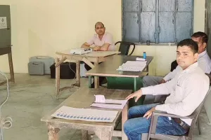 पुल न बनने से परेशान ग्रामीणों ने मतदान का किया बहिष्कार
