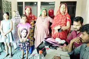 KYC of Gas Consumers: मौका था गैस उपभोक्ताओं की केवाईसी का, उमड़े सैकड़ों लोग