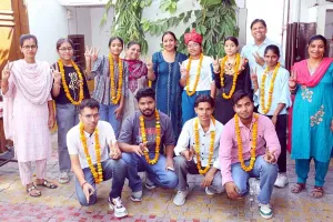उच्च अंक प्राप्त करने वाले विद्यार्थी सम्मानित
