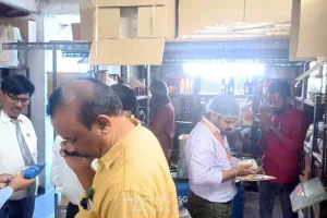 FSSAI Raid: नियमों का उल्लंघन: एक्सपायर्ड उत्पाद बेच रही कराची बेकरी!
