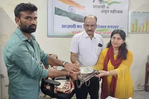रेलवे कर्मचारी ने किया ऐसा काम, यात्री की ख़ुशी का नहीं रहा कोई ठिकाना!
