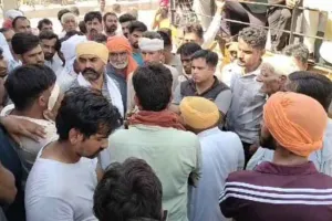 रोक के बावजूद गांव से गुजर रही लोक परिवहन सेवा की बस रोकी, पहुंचे डीटीओ व पुलिस
