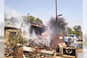 Cylinder Blast: कबाड़ की दुकान में सिलेंडर फटने से लगी आग, तीन झुलसे