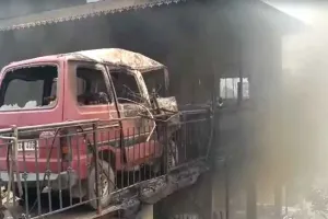 Himachal Forest Fire: धर्मपुर में जंगल की आग घरों तक पहुंची, घर के सभी लोग बाहर निकलकर भागे