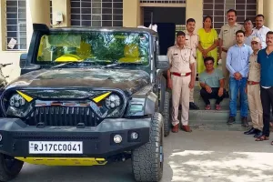 सड़क पर चलती गाड़ी में स्टेयरिंग छोड़कर छत पर कर रहा था खतरनाक स्टंट, थार सहित किया अंदर