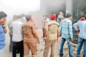 दुकान में लगी आग, फरिश्ते बन पहुंचे डेरा सेवादार