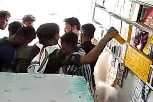 ग्राहक बनकर आए युवक ने उड़ाया एंड्रॉयड मोबाइल