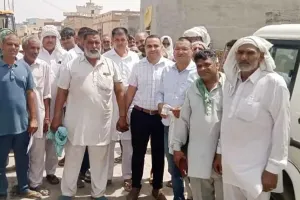 Water Problem : ग्रामीणों ने एक्सईन व एसडीओ को बनाया बंधक