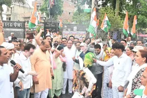 सांसद दीपेंद्र हुड्डा का लोकसभा में अपमान करने पर लोकसभा स्पीकर का फूंका पुतला