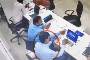 Viral Video : काम करते करते अचानक बैंक कर्मचारी की हो गई मौत! वायरल हुई वीडियो