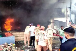 बड़े शोरूम में लगी भीषण आग, डेरा श्रद्धालुओं ने जान पर खेलकर बुझाई