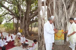 प्रभु राम का परिवार कर रहा 120 साल पुराने बरगद के पेड़ की सेवा