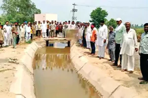 माइनर में नहरी पानी कम होने पर किसानों में आक्रोश, किया प्रदर्शन