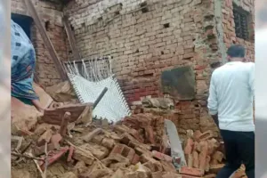बारिश में भरभरा कर गिरा मकान