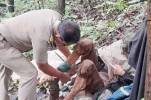Maharashtra : शर्मसार! महाराष्ट्र के जंगल में पेड़ पर जंजीर से बंधी मिली भारतीय मूल की अमेरिकी महिला