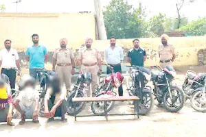 आठ बाइक व तीन मोबाइल सहित तीन चोर गिरफ्तार