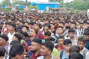 Viral Video: एयर इंडिया की जॉब के लिए उमड़ी हजारों बेरोजगारों की भीड़! भगदड़ जैसी स्थिति!