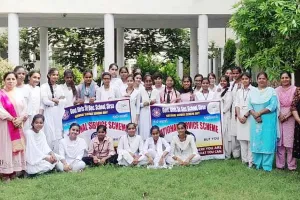 NSS Camp : एनएसएस कैंप में स्वयंसेविकाओं ने की स्कूल की साफ-सफाई