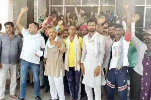 Pradhan Mantri Awas Yojana : नहीं मिल रहा पीएम आवास योजना का लाभ, जिला कलक्ट्रेट पर किया विरोध-प्रदर्शन