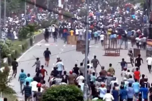 Bangladesh Clash : बांग्लादेश में कानून व्यवस्था बिगड़ी, 98 की मौत, अनिश्चितकालीन कर्फ्यू