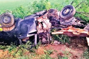 Road Accident: पेड़ से टकराई अनियंत्रित कार, एक की मौत, दो गंभीर घायल