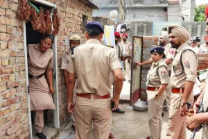 धोबियाना बस्ती में बठिंडा पुलिस की छापेमारी, कुछ लोग घरों को ताले लगाकर भागे
