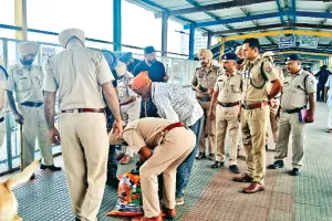 पुलिस ने रेलवे स्टेशन पर चलाया सर्च ऑपरेशन, तीन युवक हिरासत में