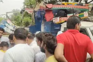 Bulandshahr Accident: बस और मैक्स पिकअप में जबरदस्त भिड़ंत, देखने वाले रह गए दंग! 10 लोगों की मौत
