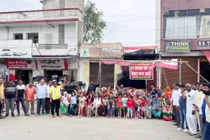 शराब की दुकान हटाने का मामला बना प्रशासन के गले की हड्डी! कॉलोनीवासी एकजुट