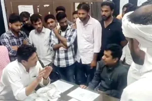 सपा विधायक ने सीएचसी में पहुंचकर चेताया, वीडियो वायरल