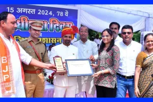 CBSE District Topper: सीबीएससी जिला टॉपर खुशी मरोठी सम्मानित