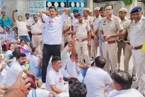 NHM Employees Protest : सिरसा में एनएचएम कर्मचारियों ने बिजली मंत्री के आवास को घेरा, पुलिस अलर्ट