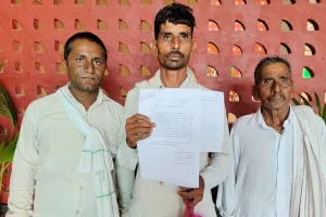 Pradhan Mantri Awas Yojana: राजनैतिक रंजिश के चलते योजना के लाभ से किया वंचित
