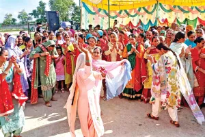 …वर्षों बाद मिलीं बचपन की सहेलियां तो हो गई आंखें नम’