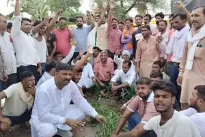 Villagers Protests: सडक़ क्षतिग्रस्त, सरसों से भरी ट्रॉली पलटी, ग्रामीणों ने लगाया जाम