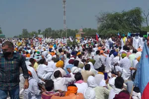 Kisan Credit Card Scheme: बैंक में किसान क्रेडिट कार्ड से लोन नहीं मिलने पर किसानों ने बैंक के आगे दिया धरना