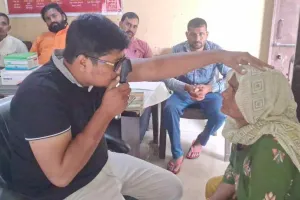 गांव मवी में निःशुल्क नेत्र जांच शिविर का आयोजन