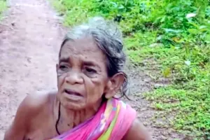 Viral Video: इतने किलोमीटर तक रेंगकर पेंशन लेने पहुंचीं बुजुर्ग महिला!